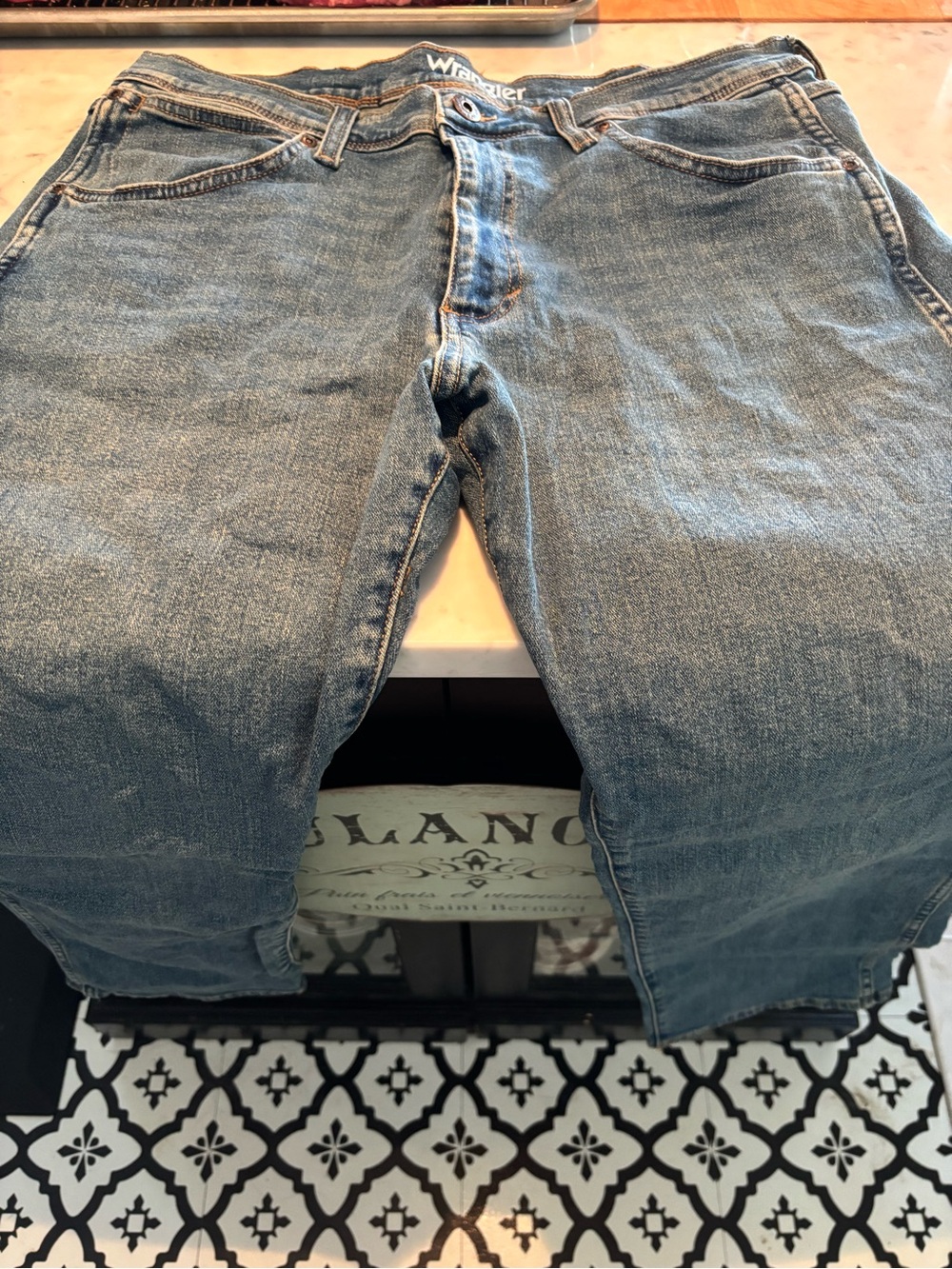 Men’s Wrangler Relaxed Fit Denim Jeans in Faded Blue 34x 29. Like new